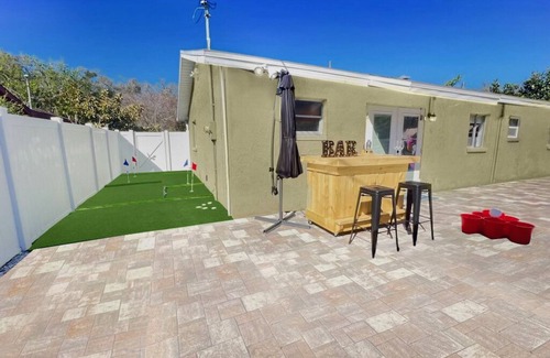 Pinellas Park House | Backyard Paradise - POOL, MINI GOLF & BAR