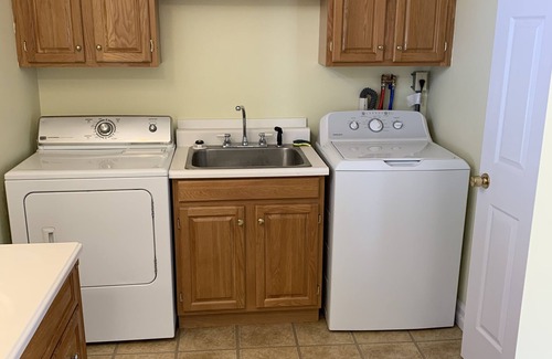 Geneva Apartment | ✧Backyard✧Parking✧400Mbps✧Smart TV✧BBQ✧W/D✧A/C