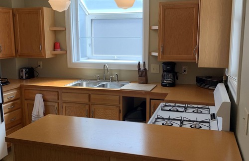 Geneva Apartment | ✧Backyard✧Parking✧400Mbps✧Smart TV✧BBQ✧W/D✧A/C