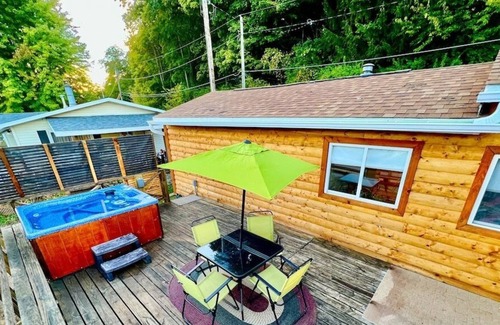 Lansing Cabin | Badger Cabin w/ Outdoor Hot Tub Jacuzzi avail year round