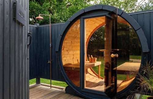 Malmesbury Apartment | Badgers Sett | Hot Tub Stay in the Cotswolds