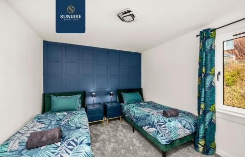 Dundee House | Baffin Townhouse - INVOICE and REDUCED PRICE only via SUNRISE SHORT LETS DUNDEE, 3 bedrooms with 4 beds, Newly Refurbished, Fully Equipped, Free Parking, Amazing Views - Long Stays Available