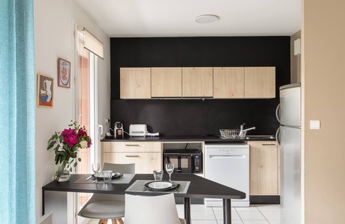 Francisco-Ferrer - Vern Apartment | Bahibé - Appartement 1 chambre avec balcon et parking, au calme, proche gare