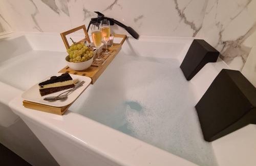 Villeneuve-la-Garenne Apartment | Baignoire Spa - 2 pièces moderne