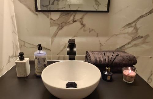 Villeneuve-la-Garenne Apartment | Baignoire Spa - 2 pièces moderne