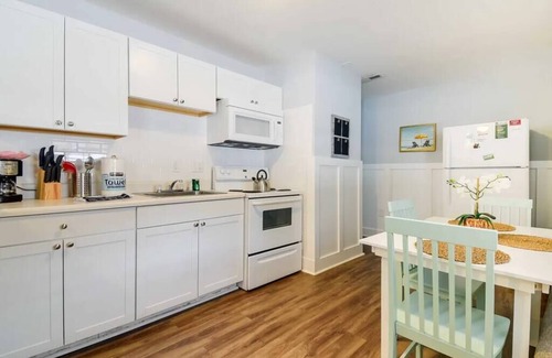 Atlantic Beach House | Bailey's Beach Cottage Unit 2
