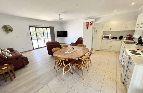 Port Hughes Apartment | Bailey`s Place - Freshly Renovated 3 BR Home Close to Beach