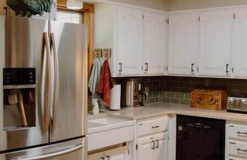 Rogers House | Bailey's Woodland Retreat w/HotTub Near Lake - Pet Friendly!
