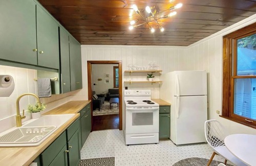 Baileys Harbor Cottage | Baileys Harbor - 4BR Fire Pit Coffee Bar - Sleeps 8