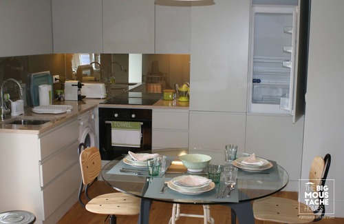 Misericordia Apartment | BAIRRO BICA- Apartment by the river - Air Conditioning/Elevator- Up to 3 pax+baby