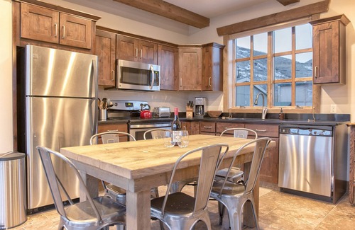 Jackson Hole House | Baitshop Cabin Privacy in Downtown Jackson 2 blocks to Town Square w/A/C