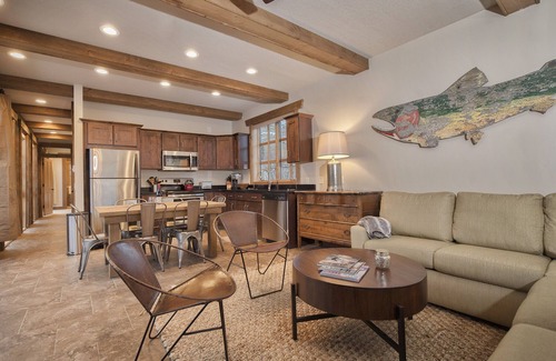 Jackson Hole House | Baitshop Cabin Privacy in Downtown Jackson 2 blocks to Town Square w/A/C