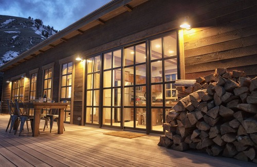 Jackson Hole House | Baitshop Cabin Privacy in Downtown Jackson 2 blocks to Town Square w/A/C