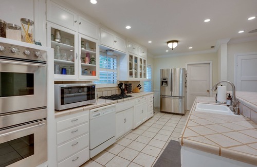Bakersfield House | Bakersfield Oasis: Sweet Tropical Pool Setup!