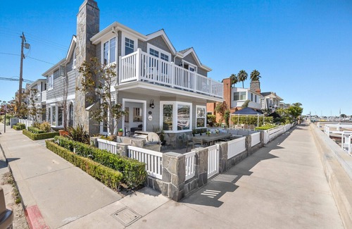 Balboa Island House | Balboa Island Bayfront Beach House with A Share Private Dock !