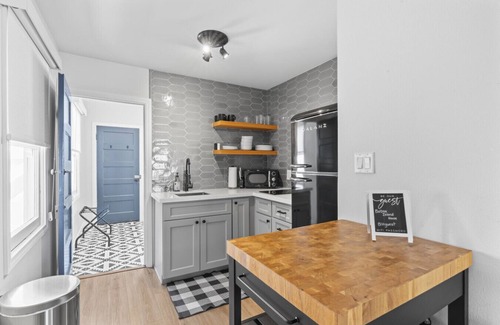 Balboa Island Apartment | Balboa Island Cottage- Air Conditioning! Walk to Ferry!