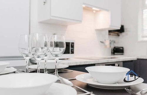 Doncaster House | Balby Casa, king beds,parking,workspace,wi-fi,corporates,pets
