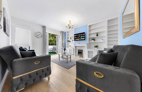 Kensington Apartment | Balcony 2BR Luxury Top Floor Escape Kensington