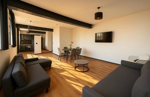 Chinatown Apartment | Balcony Apt for 6!Steps to Dining , Bars and Train