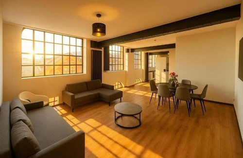 Chinatown Apartment | Balcony Apt for 6!Steps to Dining , Bars and Train