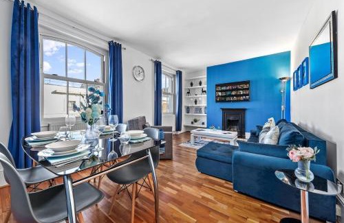 West Kensington Apartment | Balcony Blue Theme 1 Bedroom Central London Luxury Flat Near Hyde Park! Accommodates up to 6! Double Sofa Bed and Next to Station!