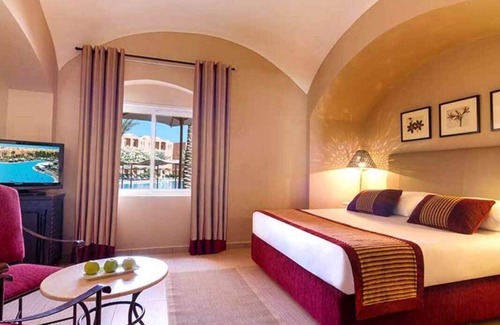 Makadi Bay Resort | Balcony-Equipped Room with Outdoor Pool for a Tranquil Tropical Getaway