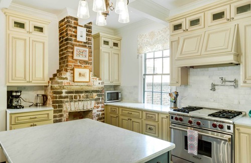 Savannah Victorian District House | Balcony, Garden & Grill: Historic Savannah Home!