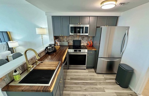 Coconut Grove Condo | Balcony Ocean View ! Pool - WiFi - Gym - Parking