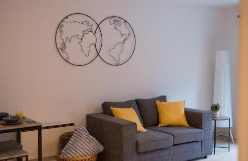 Wolverhampton Apartment | BALCONY & PARKING Sleeps 6 City Centre NEW