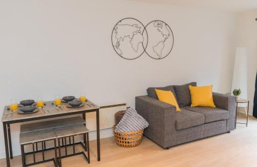 Wolverhampton Apartment | BALCONY & PARKING Sleeps 6 City Centre NEW