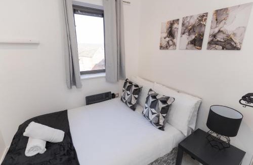 Wolverhampton Apartment | BALCONY & PARKING Sleeps 6 City Centre NEW