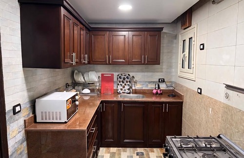Kafrat al Jabal Apartment | Balcony Pyramids view
