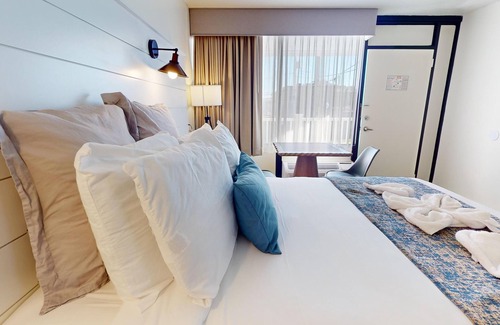 North End Hotel | Balcony Queen Suites