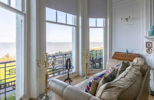 Cliftonville Apartment | Balcony Sea View | Elegant Interior | TV over bath