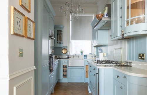 Cliftonville Apartment | Balcony Sea View | Elegant Interior | TV over bath