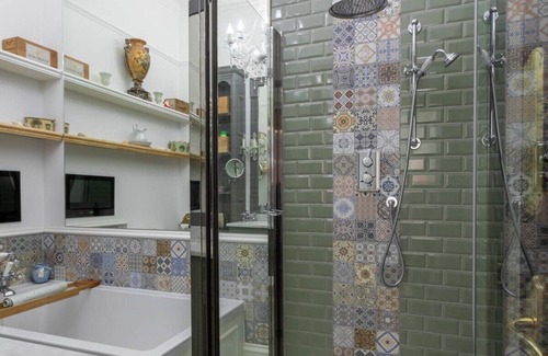 Cliftonville Apartment | Balcony Sea View | Elegant Interior | TV over bath