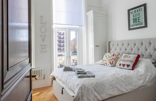 Cliftonville Apartment | Balcony Sea View | Elegant Interior | TV over bath