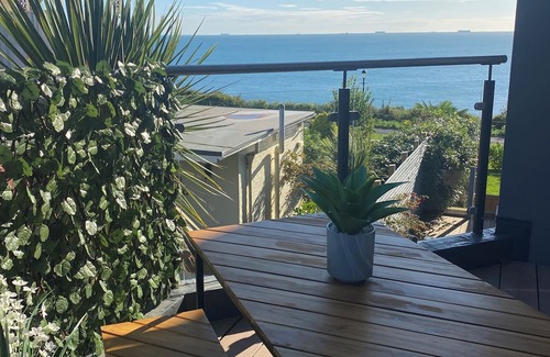 Shanklin Apartment | Balcony Seaview 2 bedroom luxury apartment. Coastal Retreat. 1 min walk to beach