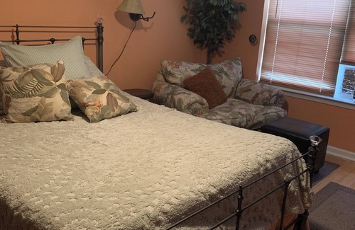 Northeast Virginia Beach Apartment | Balcony suite 3 blocks from oceanfront and convention center.