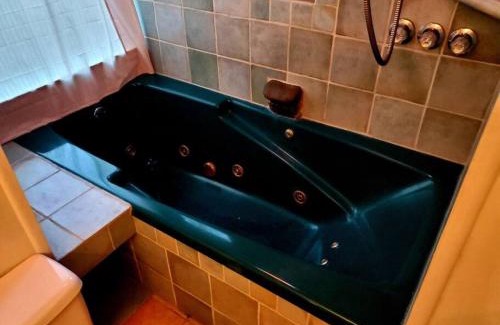 Stanardsville Apartment | Balcony Suite at White Lotus Eco Spa Retreat