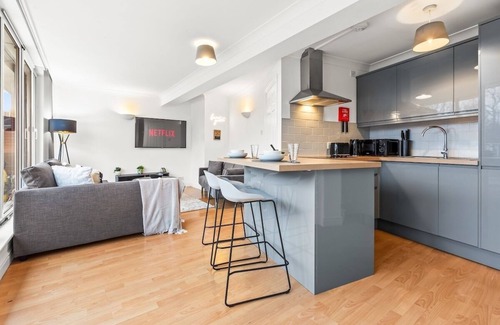 Leeds Apartment | Balcony Views in the City Centre - Parking