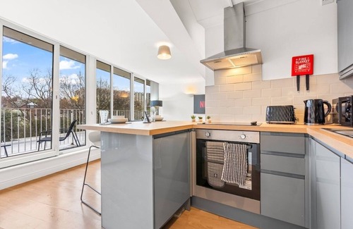 Leeds Apartment | Balcony Views in the City Centre - Parking