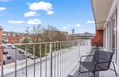 Leeds Apartment | Balcony Views in the City Centre - Parking
