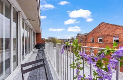 Leeds Apartment | Balcony Views in the City Centre - Parking