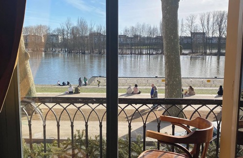 Bourgogne Apartment | Balcony with Loire view Car park 50m away Pets welcome