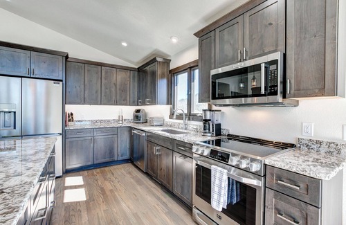 Estes Park House | Baldpate Home - Premier Mountain Views & Hot Tub!