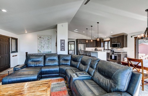 Estes Park House | Baldpate Home - Premier Mountain Views & Hot Tub!