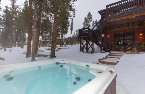 Baldy Mountain House | Baldy Ridge Chalet: Beat the Heat! Pup-Friendly, Hot Tub, Game Room & Views