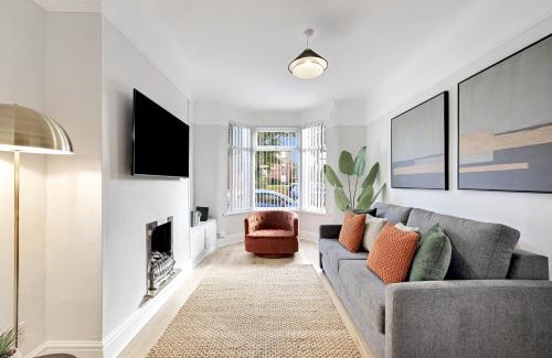 Bootle House | Balfour House - Air Host & Stay - Sleeps 8, free parking