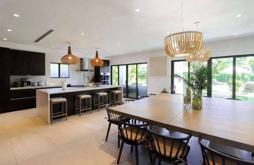 Dunmore Town House | Bali House Harbour Island - Private Pool, Gym, Beach Setup, Newly Renovated